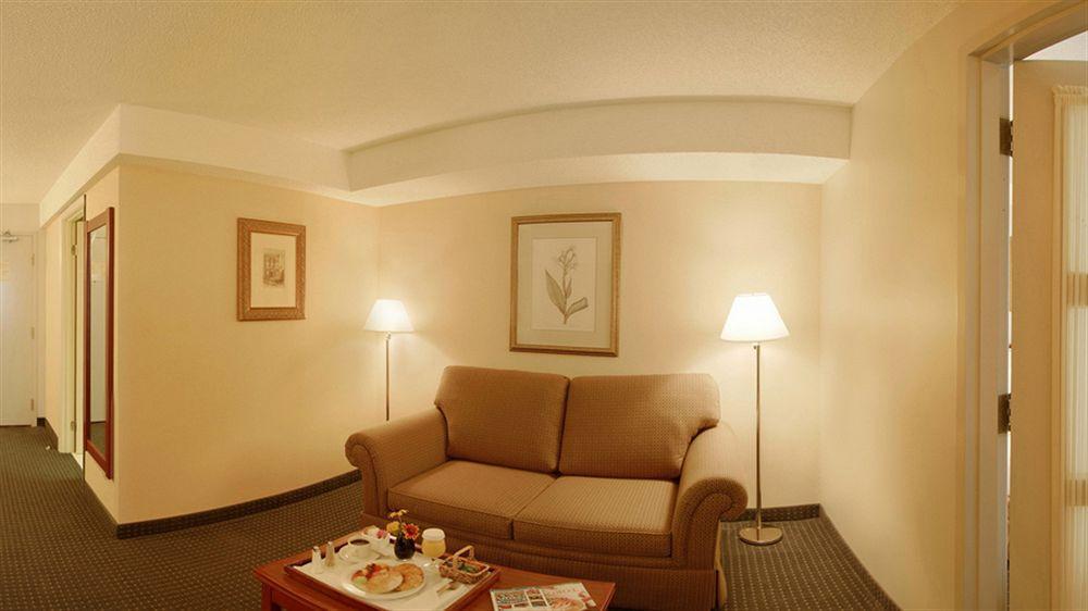 Holiday Inn Hotel & Suites London By Ihg Экстерьер фото