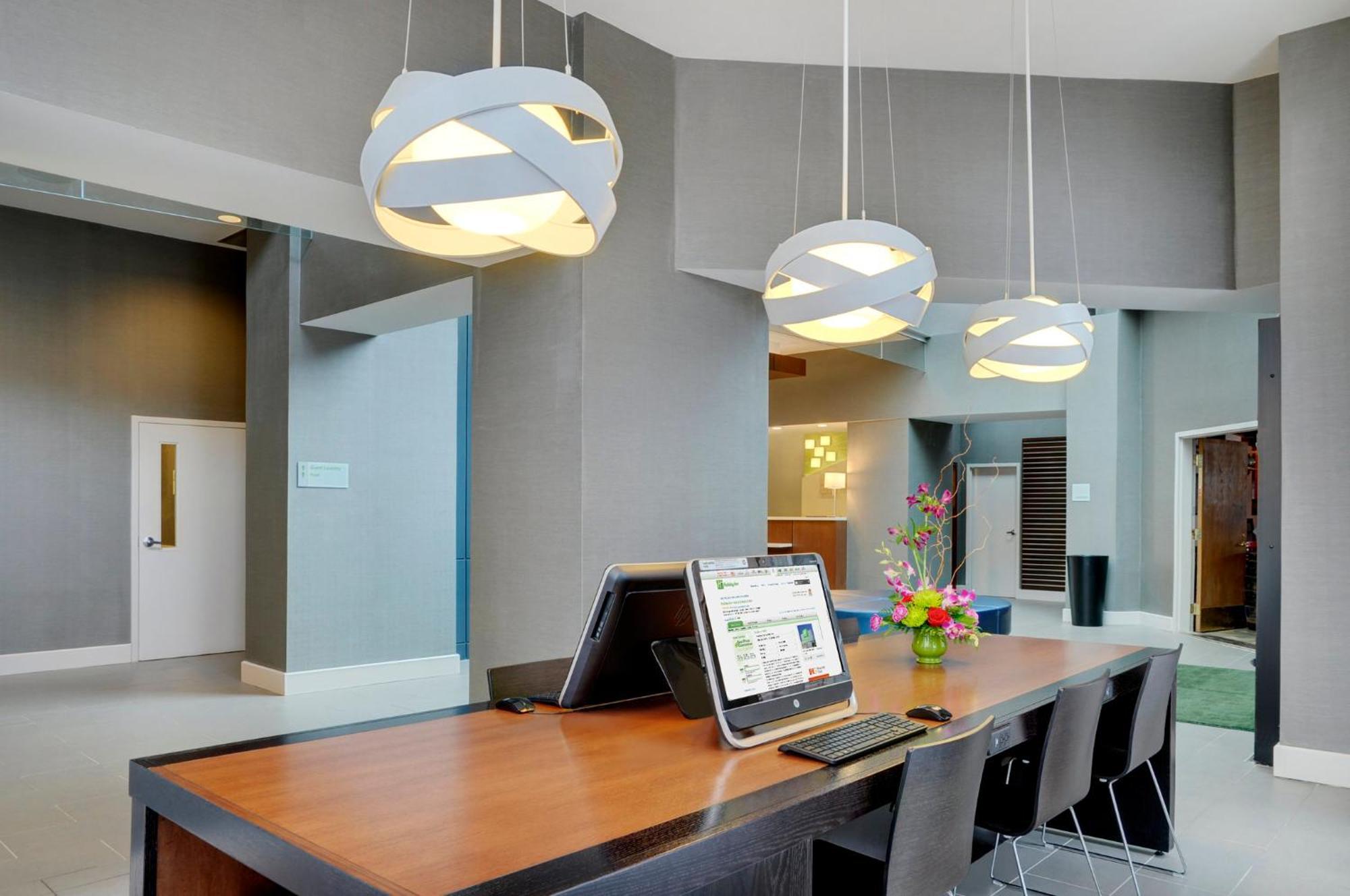 Holiday Inn Hotel & Suites London By Ihg Экстерьер фото
