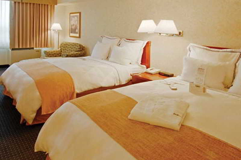 Holiday Inn Hotel & Suites London By Ihg Экстерьер фото